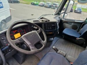 VOLVO FH 400 CURTAIN SIDE + LIFTGATE