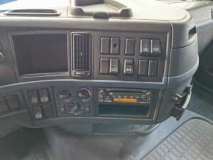 VOLVO FH 400 CURTAIN SIDE + LIFTGATE