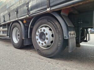 VOLVO FH 400 CURTAIN SIDE + LIFTGATE
