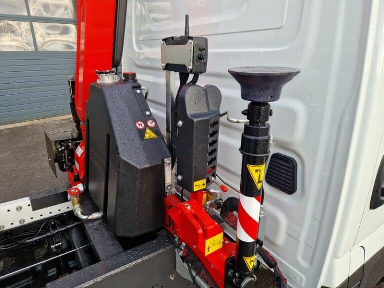 IVECO DAILY 35-160 TIPPER + REMOTE-CONTROLLED CRANE + HYDRAULICS