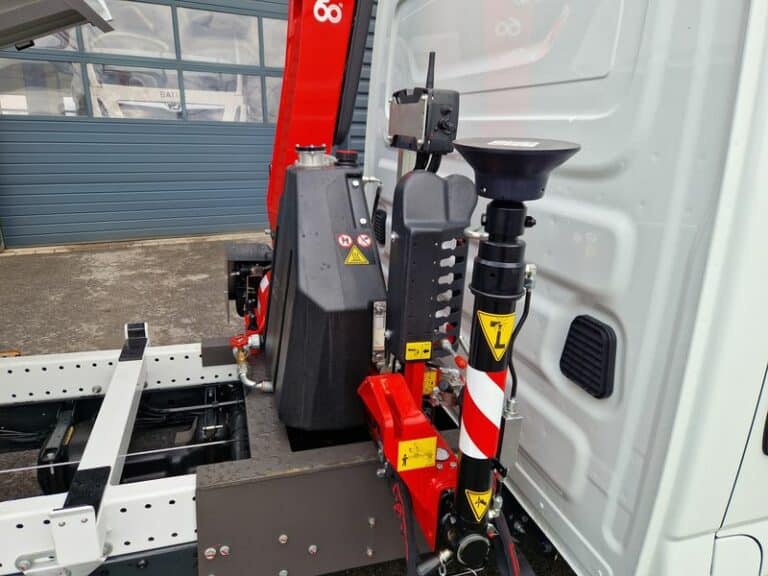 IVECO DAILY 35-160 TIPPER + REMOTE-CONTROLLED CRANE