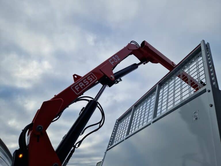 IVECO DAILY 35-160 TIPPER + REMOTE-CONTROLLED CRANE