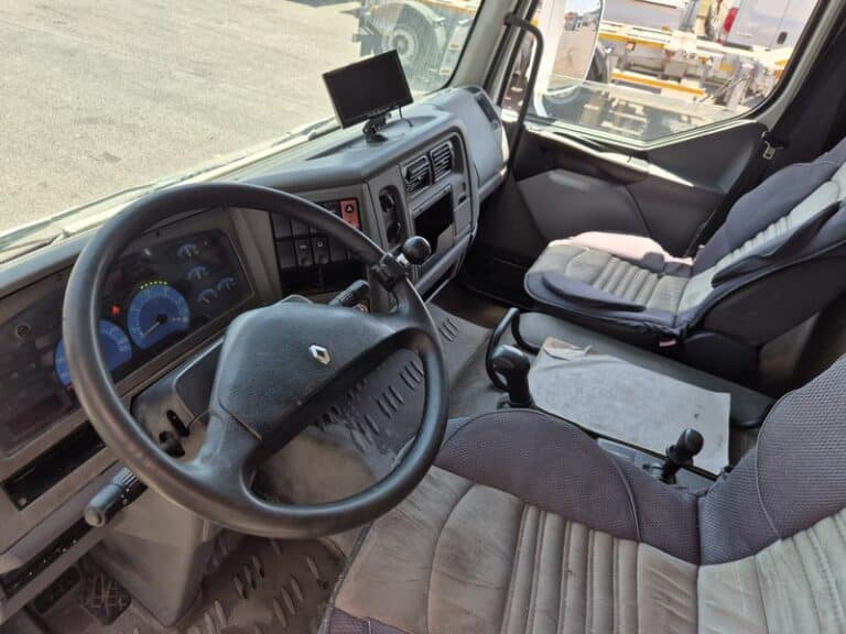 RENAULT MIDLUM 180 VAN A CHEVAUX
