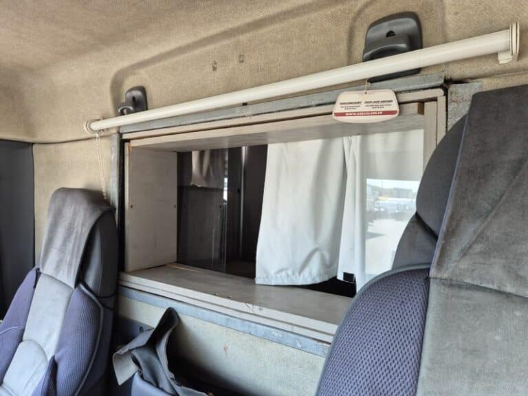 RENAULT MIDLUM 180 VAN A CHEVAUX