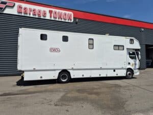 RENAULT MIDLUM 180 VAN A CHEVAUX