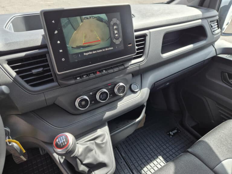 RENAULT TRAFIC L2H1 150 RED