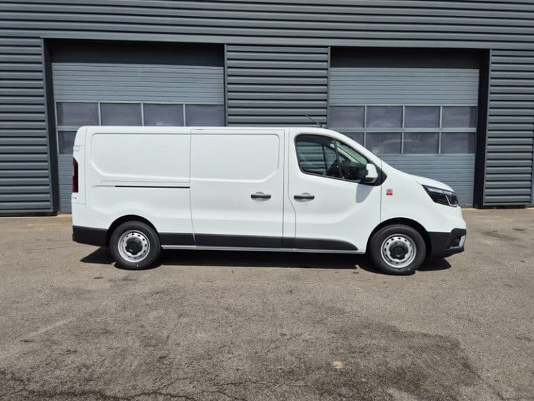 RENAULT TRAFIC L2H1 150 RED